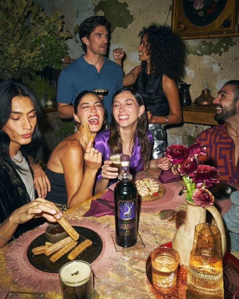 Une tablée d'amis qui trinquent
